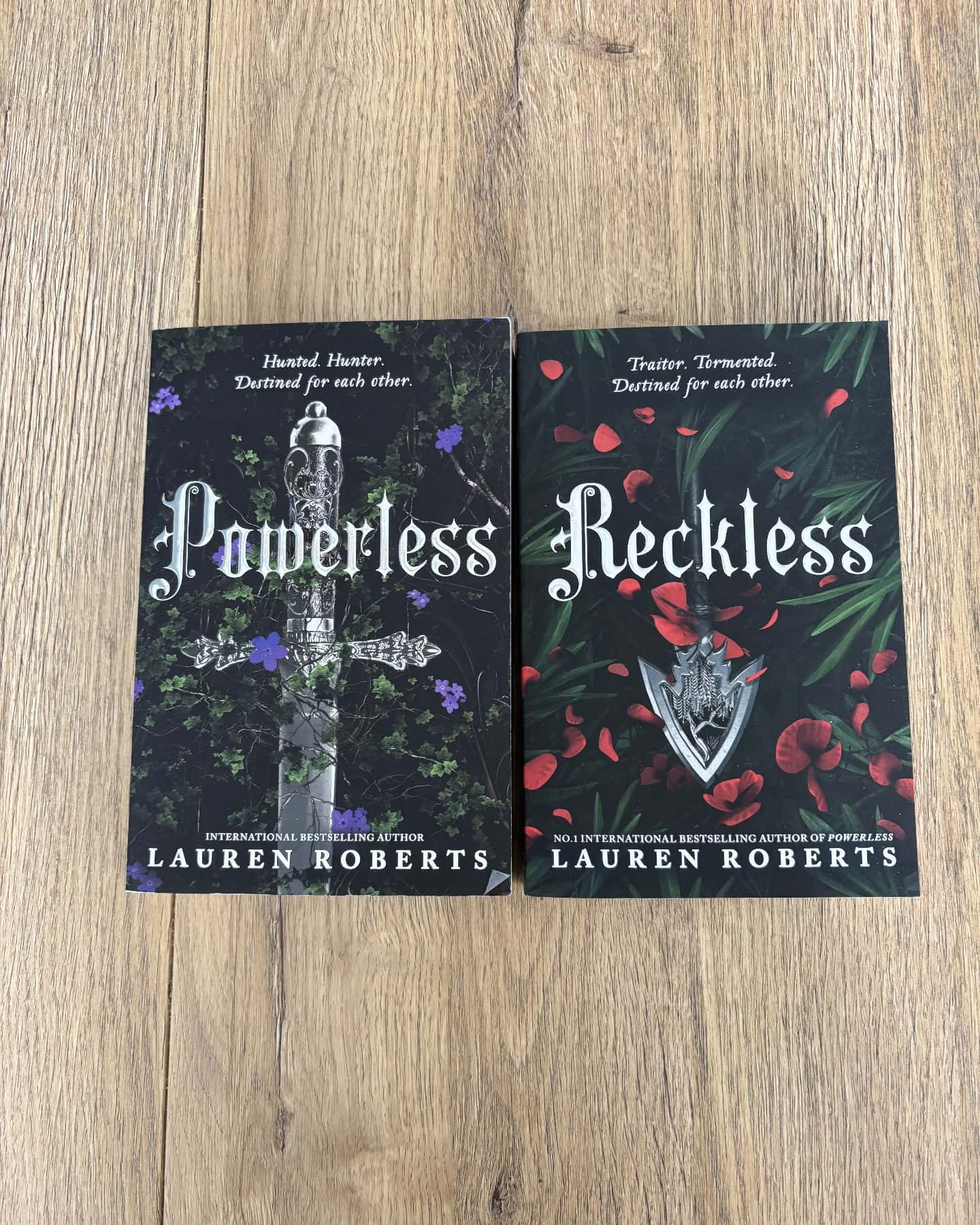 Перша і друга частини серії "Powerless" — Lauren Roberts