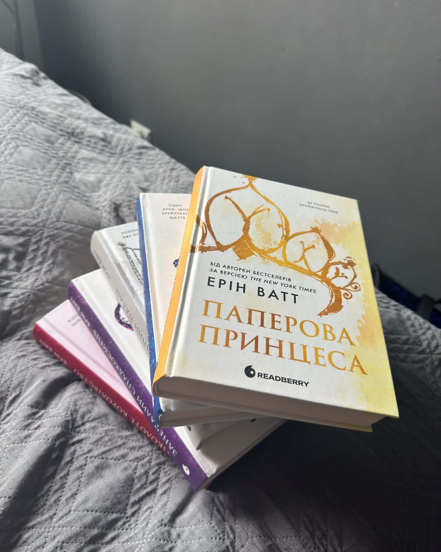 Паперова принцеса. Книга 1. Родина Роялів, Зламаний принц. Родина Роялів. Книга 2, Розколоте королівство.Родина Роялів. Книга 5, Занепалий спадкоємець. Родина Роялів. Книга 4, Зруйнований палац. Родина Роялів. Книга 3 — Ерін Ватт