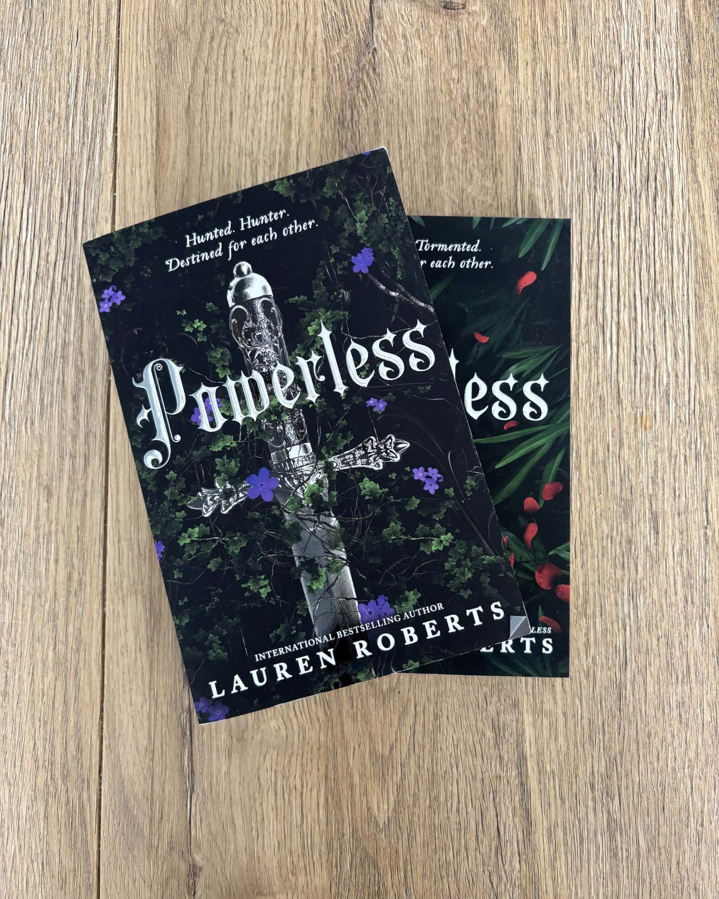Перша і друга частини серії "Powerless" — Lauren Roberts